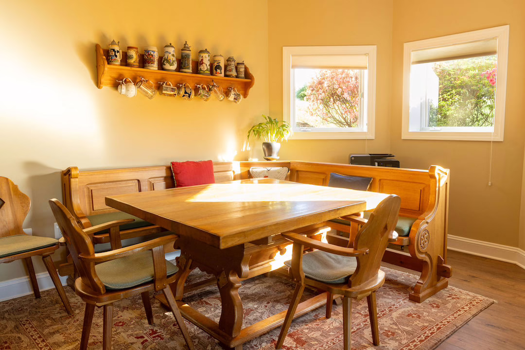 Groo In-Law Suite, Dining room table